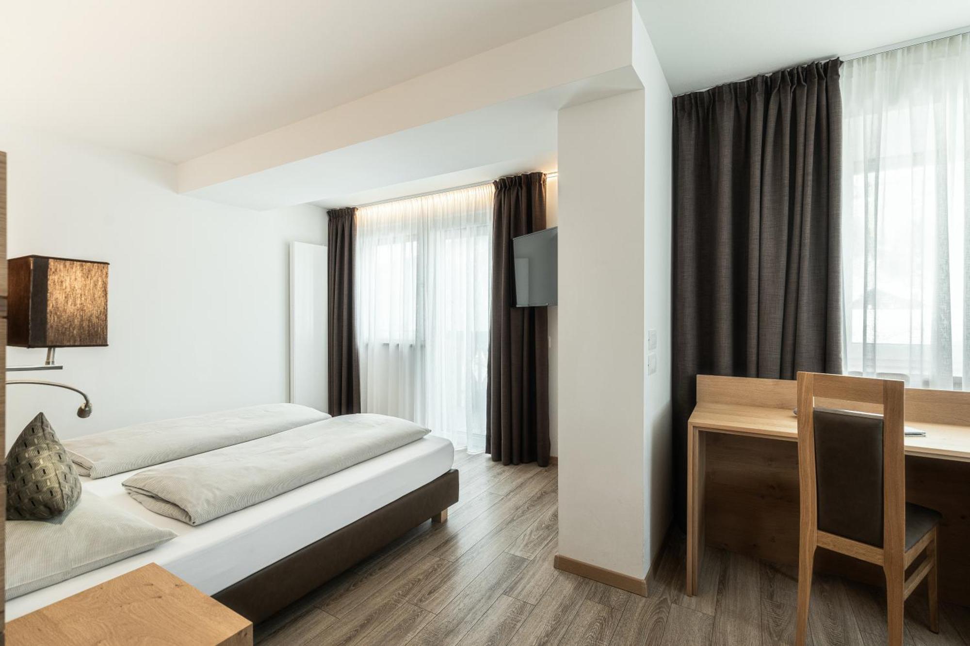 Hotel La Pineta Wolkenstein in Gröden Zimmer foto