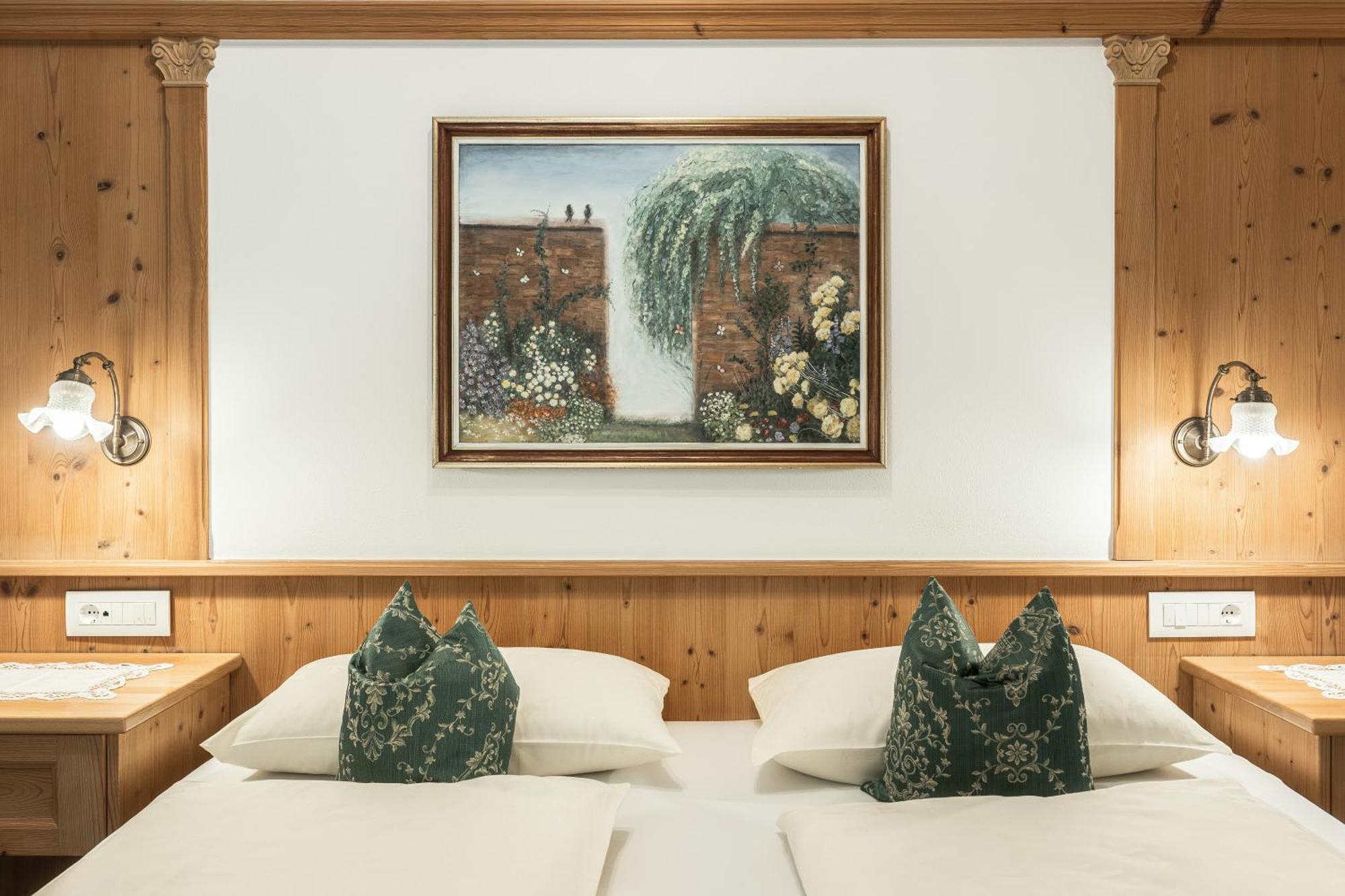 Hotel La Pineta Wolkenstein in Gröden Zimmer foto