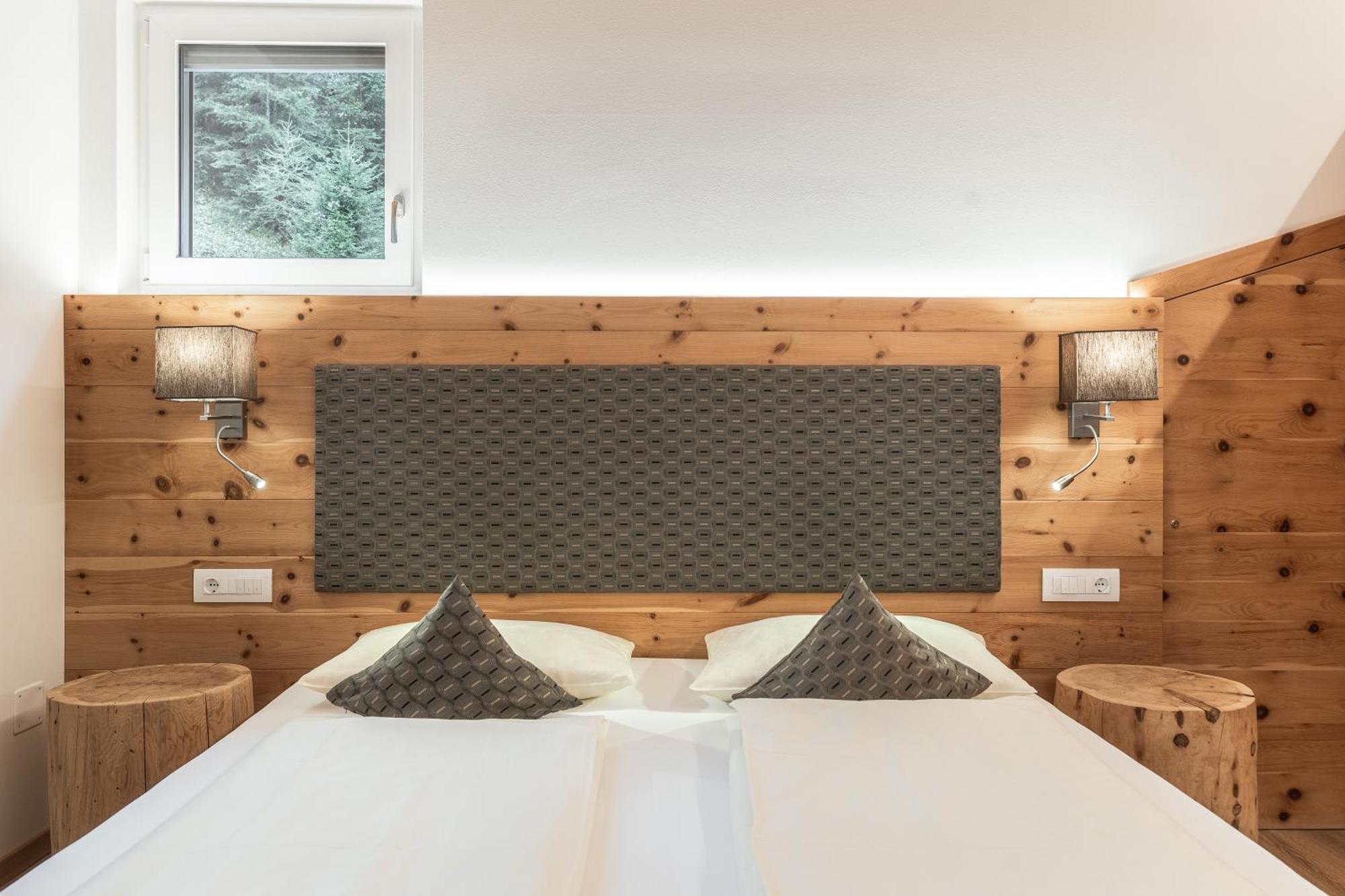 Hotel La Pineta Wolkenstein in Gröden Zimmer foto