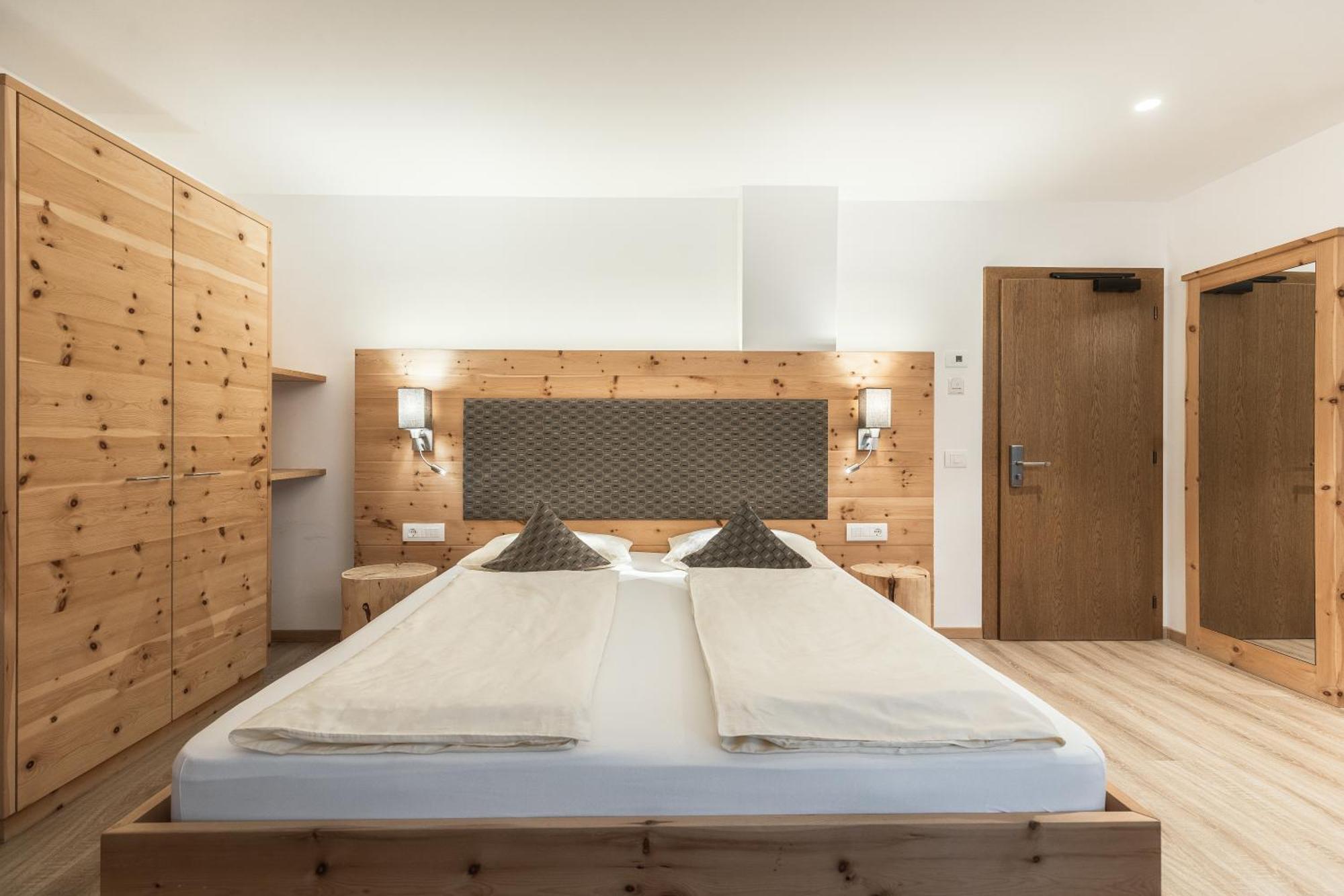 Hotel La Pineta Wolkenstein in Gröden Zimmer foto