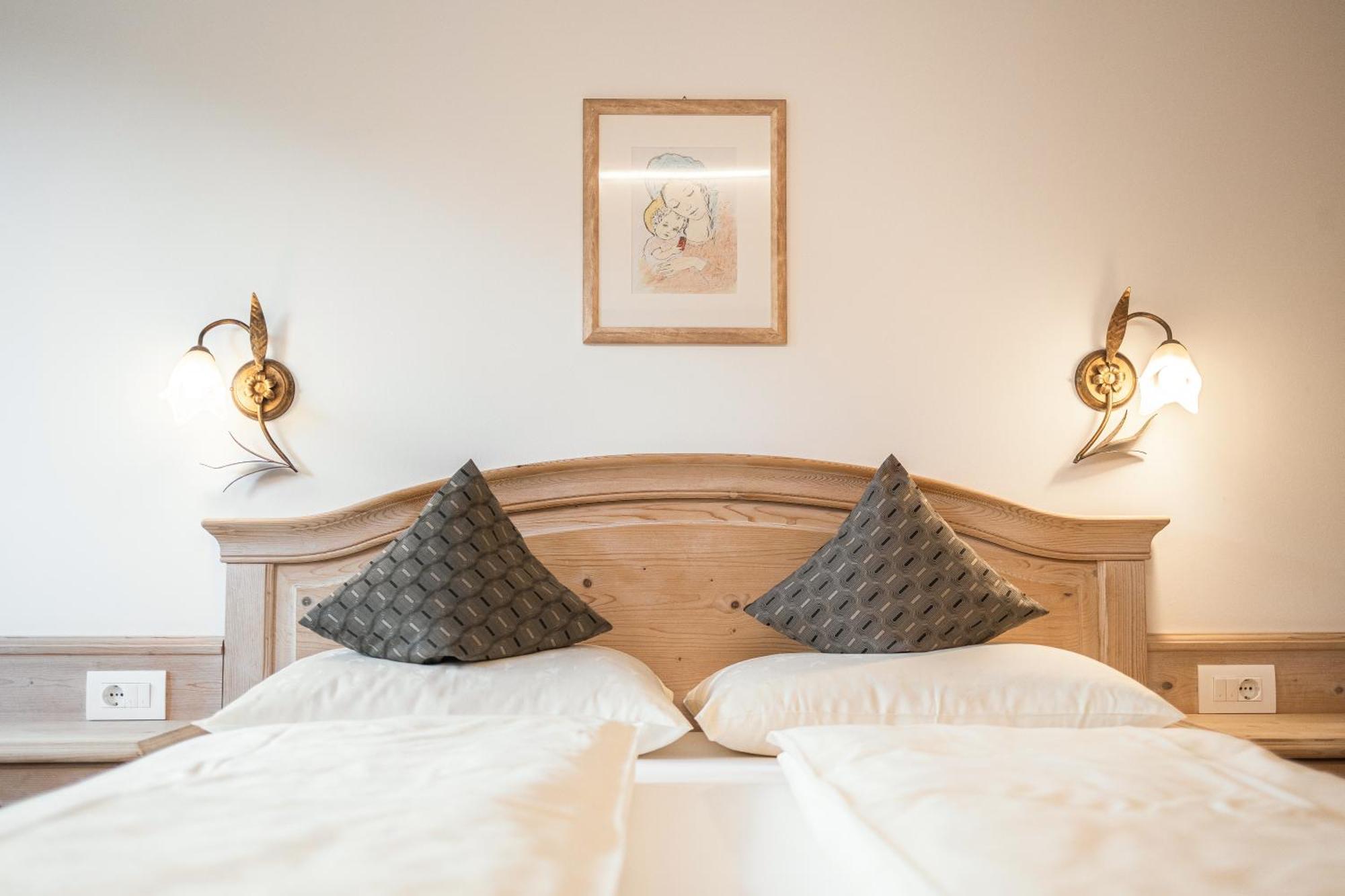 Hotel La Pineta Wolkenstein in Gröden Zimmer foto