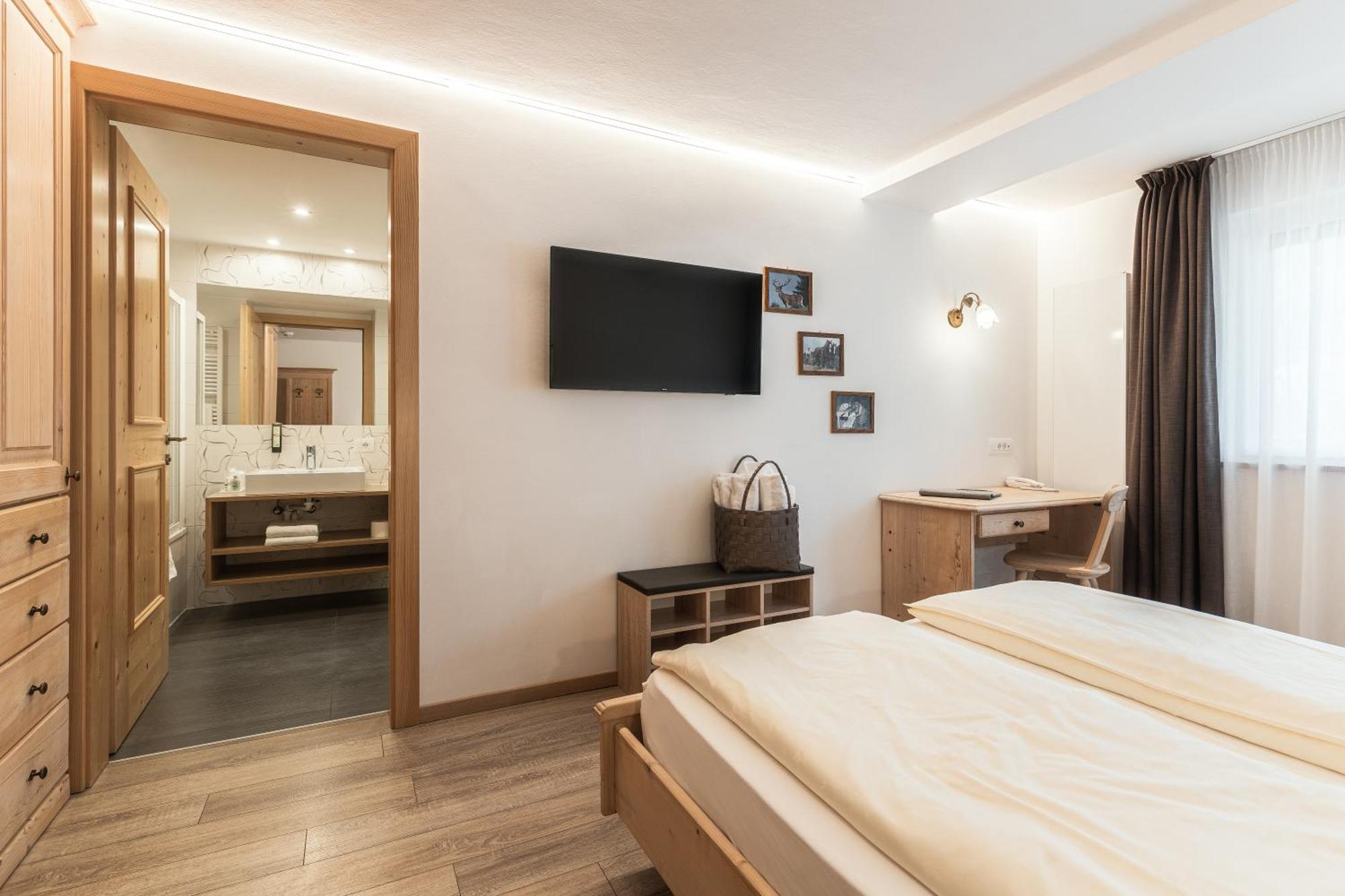 Hotel La Pineta Wolkenstein in Gröden Zimmer foto