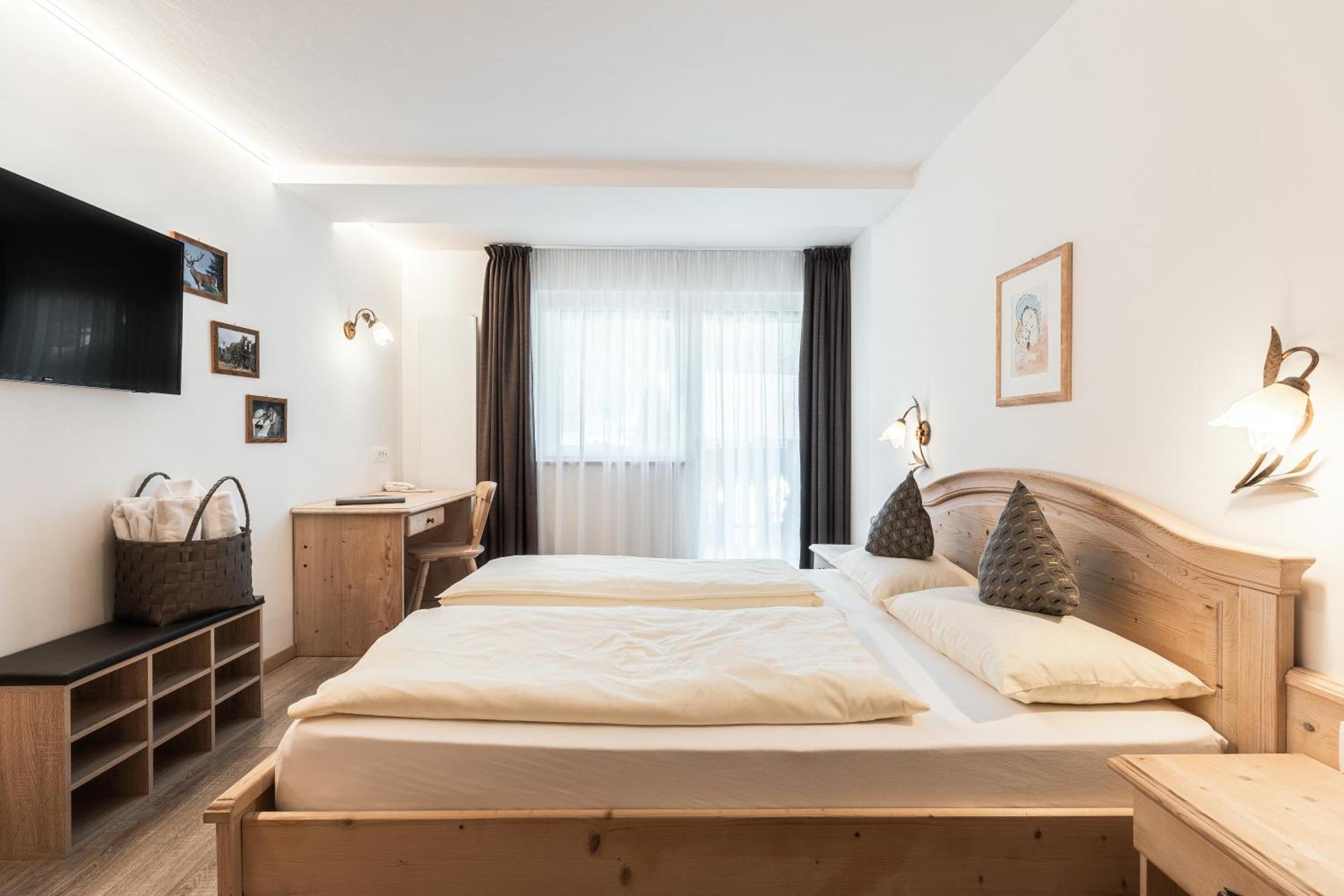 Hotel La Pineta Wolkenstein in Gröden Zimmer foto